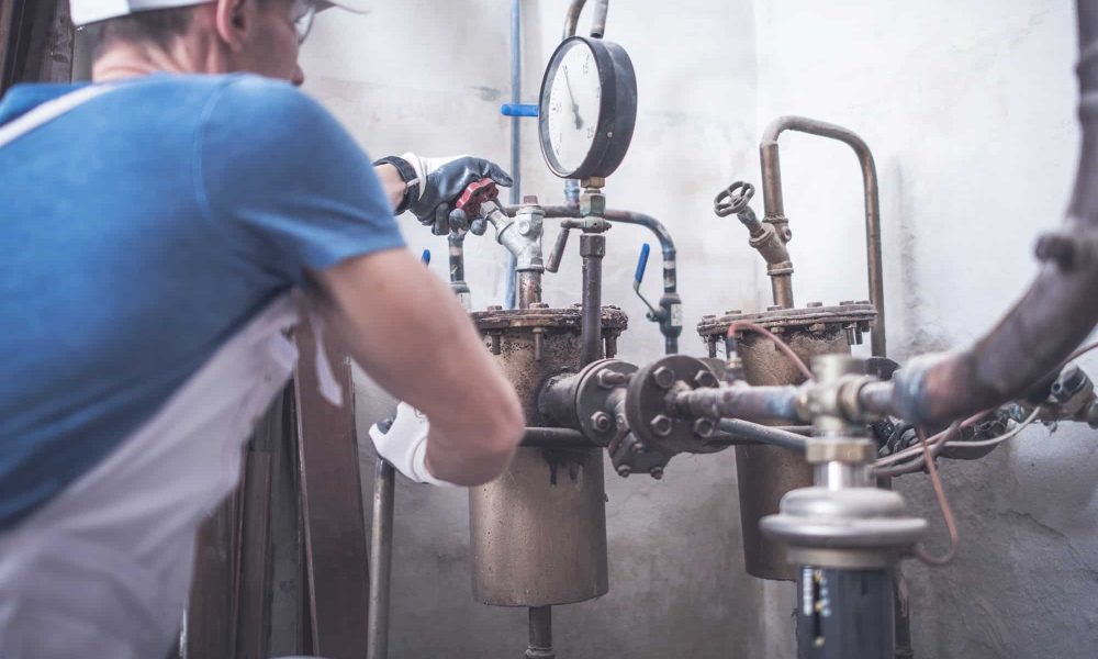 plumbing-worker-job.jpg